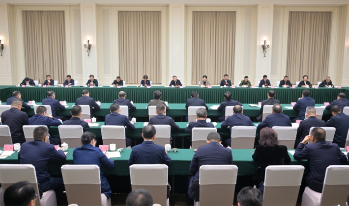 王晓晖在省级领导干部深入贯彻中央八项规定精神学习教育读书班上强调 始终用严的标准严的要求检身正己 示范带动全省干部队伍作风持续向好 施小琳田向利于立军参加